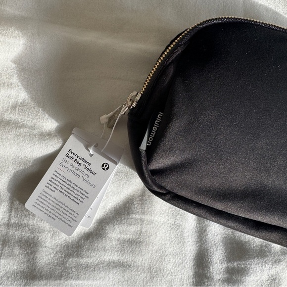 🆕 Lululemon Everywhere Belt Bag Velour - Black (Metal Hardware) - Picture 2 of 8